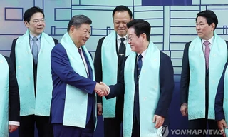 Bế mạc hội nghị cấp cao APEC: Các nhà lãnh đạo chụp ảnh cùng khăn truyền thống của Hàn Quốc