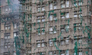 Vì sao đô thị hiện đại Hồng Kông (Trung Quốc) vẫn sử dụng giàn giáo tre trong xây dựng?