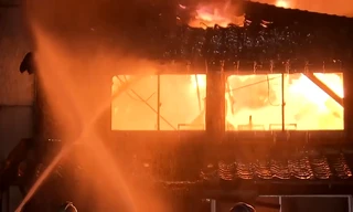 Đám cháy lớn nhất trong 50 năm, thiêu rụi 170 ngôi nhà ở Nhật Bản