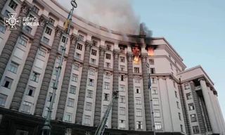Tòa nhà Chính phủ Ukraine bốc cháy sau cuộc không kích của Nga