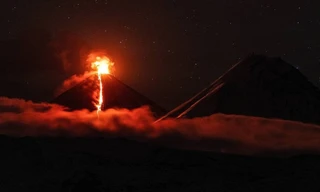 Một trong những ngọn núi lửa cao nhất thế giới bất ngờ phun trào sau động đất ở Nga