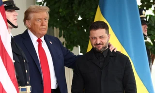 Tổng thống Ukraine tặng Tổng thống Mỹ gậy đánh golf, nhận lại chìa khóa Nhà Trắng