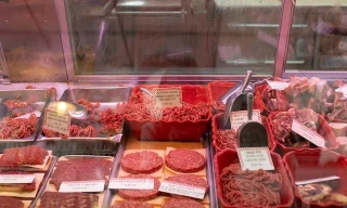 Người Mỹ lo ngại lạm phát, Tổng thống Donald Trump quyết định miễn thuế với thịt bò, cà phê 