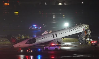 Mỹ: Máy bay chở khách đâm trúng xe cứu hoả, nhiều người thương vong