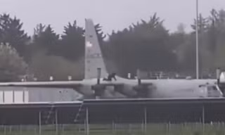 Người đàn ông cầm rìu bổ liên tục xuống máy bay quân sự Mỹ ở Ireland