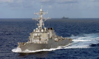 Quân đội Iran điều trực thăng cảnh báo khi tàu khu trục Mỹ lại gần