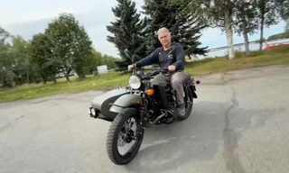 Tổng thống Nga tặng mô tô cho một công dân Mỹ trong chuyến thăm Alaska