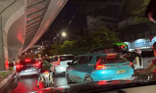 Nhiều tuyến đường ở Hà Nội ‘tắc cứng’ sau cơn mưa 