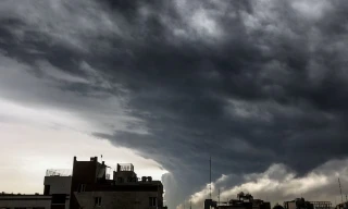 Nước mưa màu đen đổ xuống thủ đô Iran sau vụ Israel tấn công kho dầu 