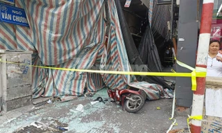 Hà Nội: Tấm bê tông từ ngôi nhà đang phá dỡ rơi đè vào người đi đường 