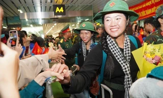 Chiến sĩ A80 về đến TPHCM trong vòng tay chào đón nồng nhiệt của gia đình, bạn bè