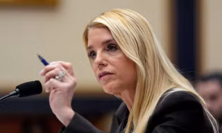 Tổng thống Donald Trump bất ngờ cách chức Bộ trưởng Tư pháp Mỹ