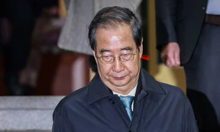 Điều tra viên khám nhà cựu Thủ tướng Hàn Quốc Han Duck-soo