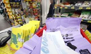 Xung đột Trung Đông kéo dài, người tiêu dùng Hàn Quốc lo thiếu túi đựng rác