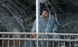 Iran liên tiếp dội hỏa lực vào các mục tiêu ở Israel, giá dầu tăng trở lại