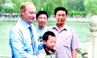 Hãng tin Nga tìm cậu bé chụp ảnh chung với Tổng thống Vladimir Putin cách đây 25 năm