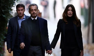 Cựu tổng thống Pháp nắm tay vợ trên đường đến nhà tù