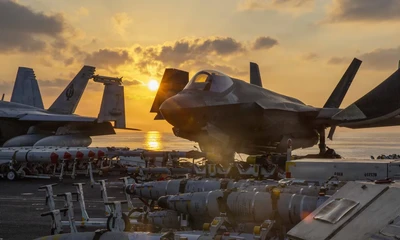 Một chiếc máy bay tiêm kích F-35C Lightning II chuẩn bị thực hiện nhiệm vụ từ tàu sân bay Mỹ USS Abraham Lincoln để hỗ trợ chiến dịch tấn công Iran ngày 2/3Ảnh: Getty