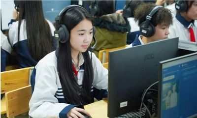 Học sinh Trường THCS Hoàng Mai, Hà Nội trong giờ học ngoại ngữ