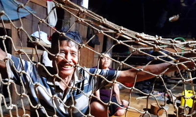 Già làng Hồ Xuân Hùng hiện đang lưu giữ tấm lưới săn thú rừng được làm bằng vỏ cây Kdol