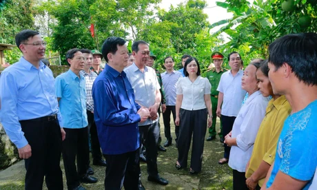 Phó Thủ tướng Chính phủ Mai Văn Chính thăm hỏi, động viên người dân vùng nguy cơ bị ảnh hưởng bởi thiên tai tại xã Cẩm Tú