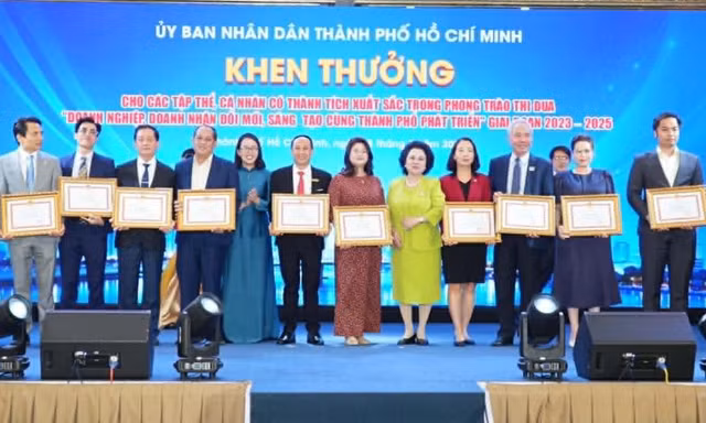 TPHCM trao Bằng khen doanh nghiệp, doanh nhân đổi mới sáng tạo vì phát triển thành phố