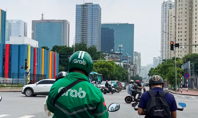 Giữa làn sóng kêu gọi tắt app, nhiều tài xế Grab vẫn chạy xe nhưng gặp đơn ảo