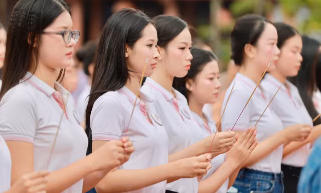 Thí sinh Hoa hậu Việt Nam thăm Đền thờ Trạng Trình Nguyễn Bỉnh Khiêm