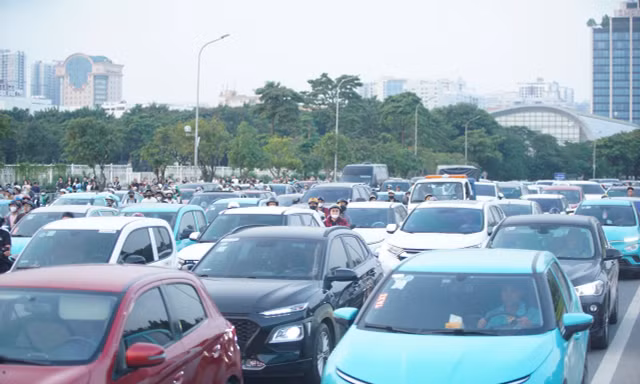 Mọi ngả đường đổ về sân Mỹ Đình đều tê liệt