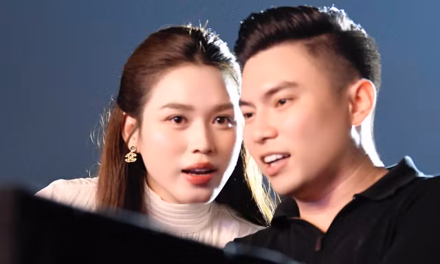 Ảnh Đỗ Thị Hà và chồng đi xem concert Thanh xuân gây sốt