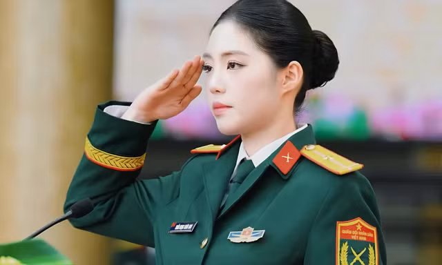 Á hậu Châu Anh được thăng quân hàm Thượng úy