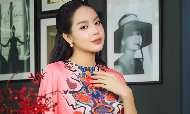 Hoa hậu Thanh Thủy chọn họa tiết ngựa cho Tết Bính Ngọ
