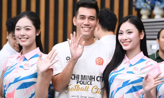 Thí sinh Hoa hậu Việt Nam gặp Tiến Linh và dàn cầu thủ 