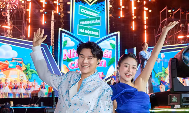 MC Phí Linh, Vũ Mạnh Cường dưới trời pháo hoa ở concert Thanh xuân 