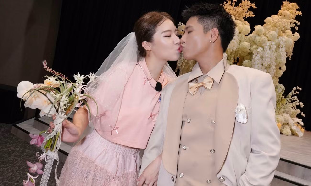 Sau 14 năm yêu nhau kín tiếng, nam ca sĩ này công khai bạn gái theo cách không ngờ, thu hút hàng triệu người xem