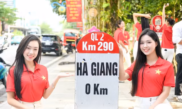 Thí sinh Hoa hậu Việt Nam diện áo cờ đỏ sao vàng, check-in tại cột mốc Km0