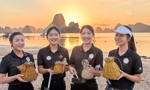 Thí sinh Hoa hậu Việt Nam 2026 dọn rác, trải nghiệm cào ngao trên bãi biển