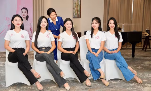 Thí sinh Hoa hậu Việt Nam 2026 rèn phong thái chuẩn Hoa hậu, uống nước cũng phải đẹp