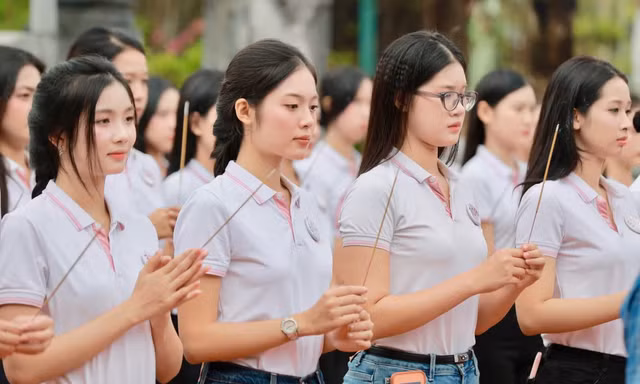 53 thí sinh Hoa hậu Việt Nam 2026 thành kính tưởng niệm Trạng Trình Nguyễn Bỉnh Khiêm 