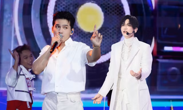 Anh Tài Quốc Thiên làm rớt giày tại Meet & Greet, fan hài hước gọi tên BB Trần