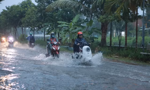 Sinh viên chật vật thích ứng vì mưa lớn kéo dài nhiều ngày qua tại TP.HCM