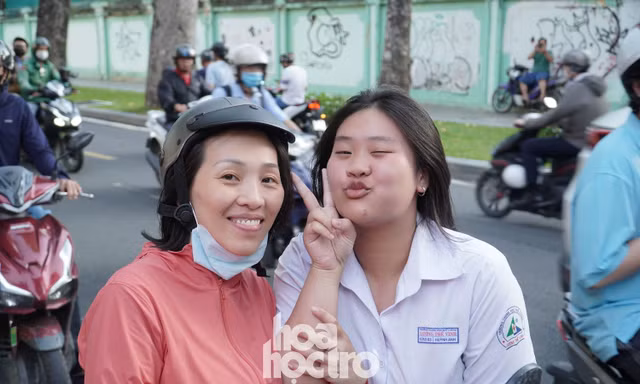 Ngày đầu kỳ thi tốt nghiệp THPT năm 2026: Phụ huynh giấu âu lo làm "trụ cột"