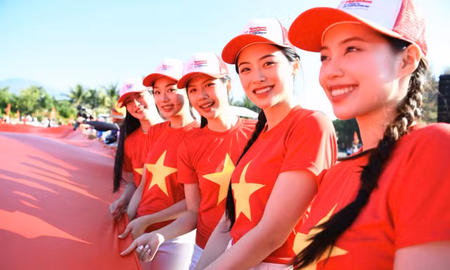 Dàn người đẹp Hoa hậu Việt Nam 2024 dự Lễ Thượng cờ tại Khu tưởng niệm Gạc Ma