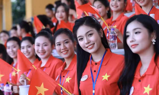 Nhan sắc dàn thí sinh Hoa hậu Việt Nam sáng bừng khán đài trận tranh Siêu cúp