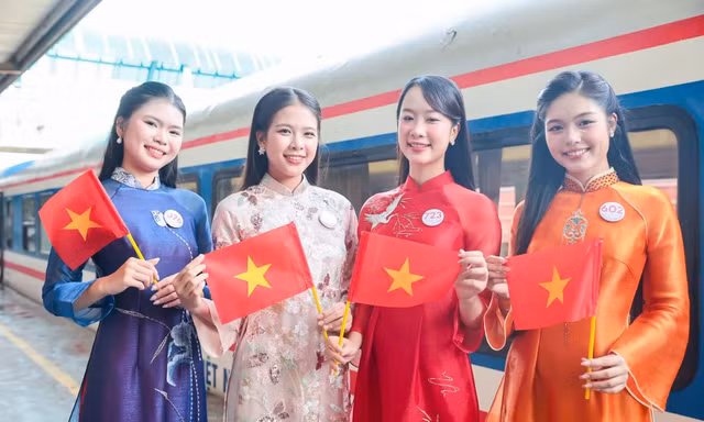 Ngắm dàn thí sinh Hoa hậu Việt Nam 2026 rạng rỡ trong tà áo dài tại Ga Hà Nội