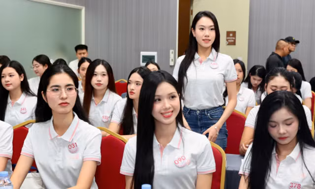 Thí sinh Hoa hậu Việt Nam 2026 học bí kíp tự tin, bản lĩnh trước đám đông từ MC Trần Ngọc 
