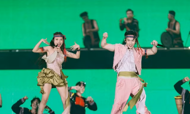 Phương Mỹ Chi "giải mã" chuyện Kay Trần xuất hiện là trời tạnh mưa