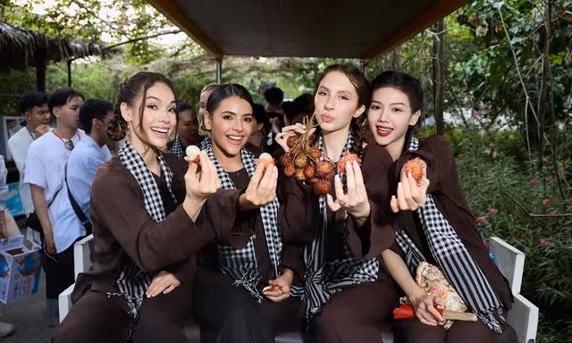 Dàn người đẹp Miss Charm 2025 lội mương bắt cá, "đu trend" Em là con gái miền Tây