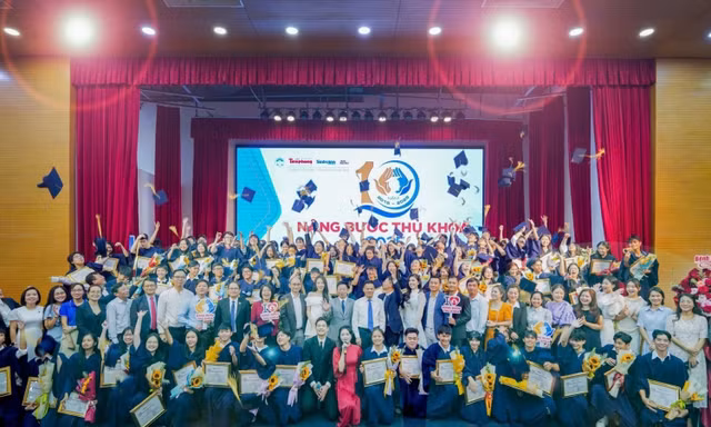 Nâng bước Thủ khoa 2025: Khi nghịch cảnh chỉ là "bài test" của tuổi trẻ