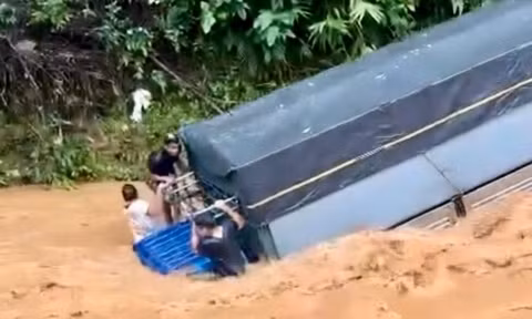 Nhân chứng vụ xe tải bị lũ cuốn trôi: Tôi cảnh báo mà tài xế vẫn lấy đà phóng qua suối